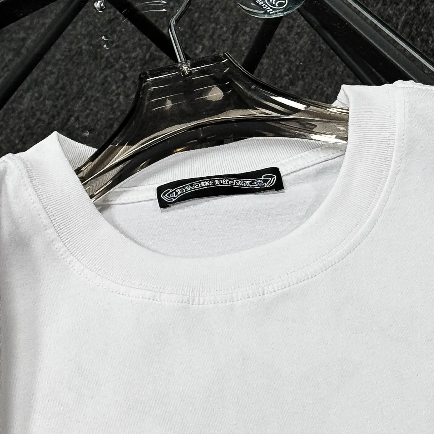 P170 Chrome Hearts 25 high-end versions. The fabric is made of 300 grams of high-density pure cotton. It does not deform or shrink. It has three labels. It is the same style for men and women. Technology: suede foaming + digital printing. Color: white, black. SIZE: S-XL.